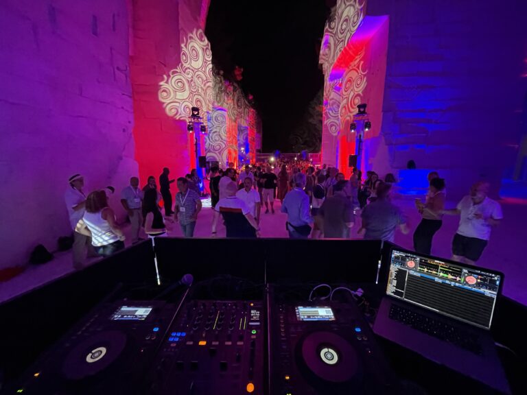 Carrières de lumière – Baux de Provence – Soirée Entreprise Disc Jockey Musique